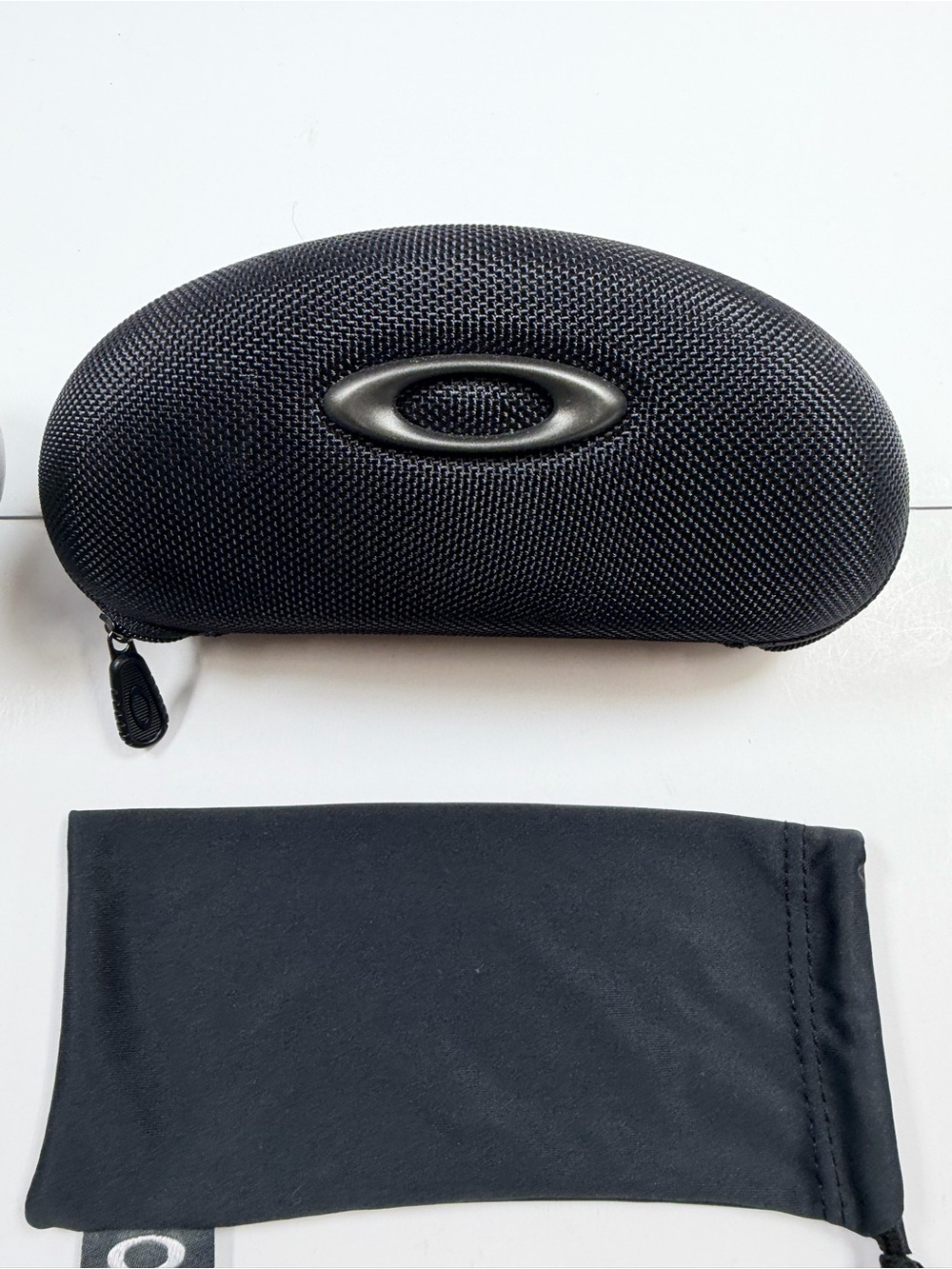Oakley Black & Silver Hard Cases with Seven Black Microfiber Pouches - Picture 3 of 3